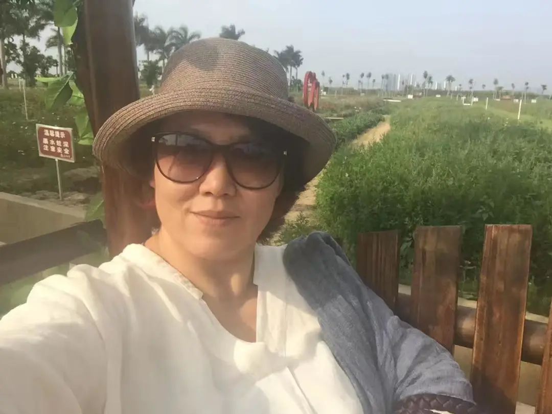 58歲的她，自駕房車旅居，一人兩犬，活成了自己喜歡的樣子