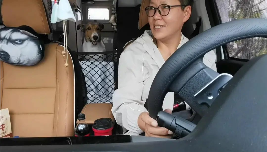 58歲的她，自駕房車旅居，一人兩犬，活成了自己喜歡的樣子